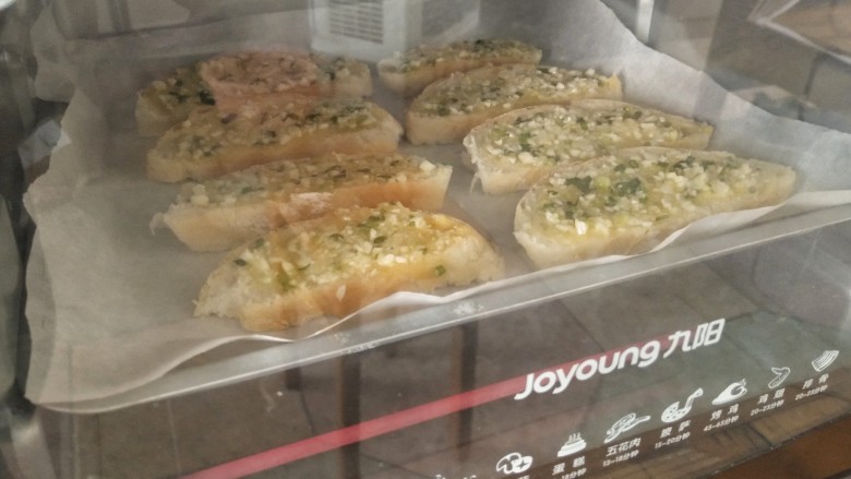 蒜香面包,放入预热好的烤箱中,170°中层上下温烤五分钟