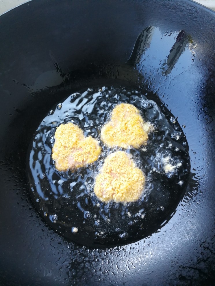 香煎午餐肉,锅里放油,煎至两面金黄即可