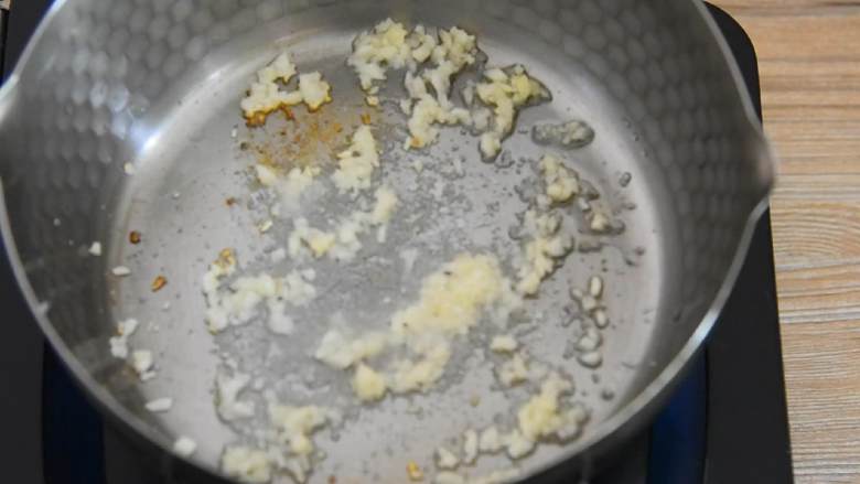 快手蒜香蒸鸡肉,鲜嫩爽滑的口感,一口就爱上它,加入1勺盐、1勺糖,炒匀备用。