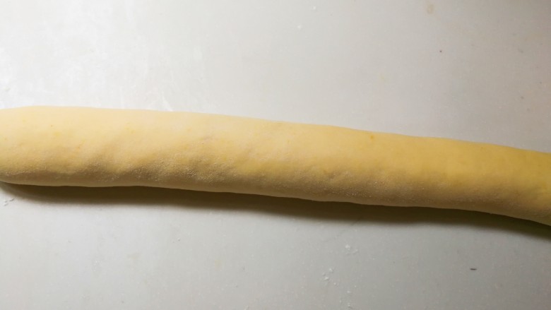南瓜荷叶饼,取出来,揉匀,搓成长条切成面剂子