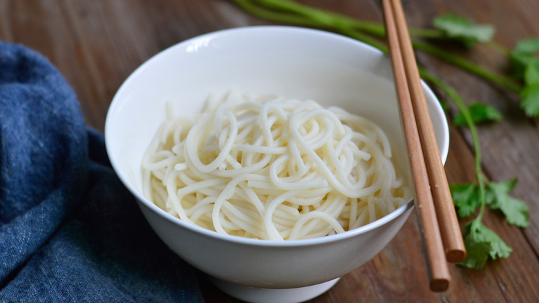 香菇肉酱拌面,将面条捞出沥干水分后,摆入碗中