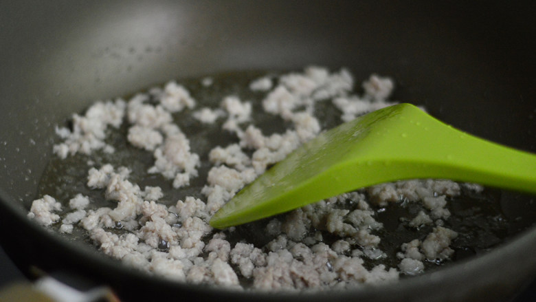 香菇肉酱拌面,锅里倒入少许油，下五花肉丁翻炒