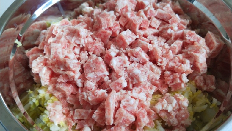 新文美食 猪肉白菜包子,白菜馅放入盆中,猪肉馅放入盆中。