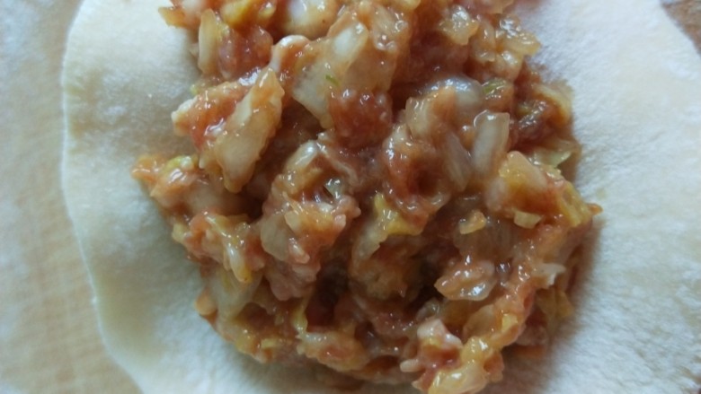 新文美食 猪肉白菜包子,放入馅料。