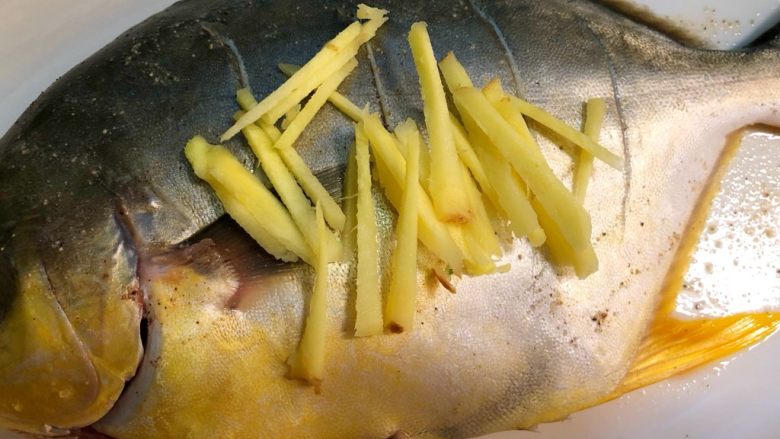 清蒸金鲳鱼,金鲳鱼腌制好,放上姜丝