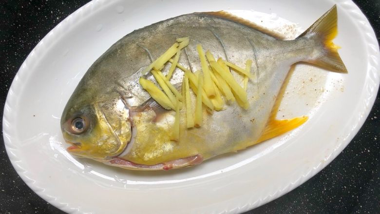 清蒸金鲳鱼,蒸锅水开,把鱼放入中火蒸10分钟关火,不要马上打开盖子,焖5分钟再打开