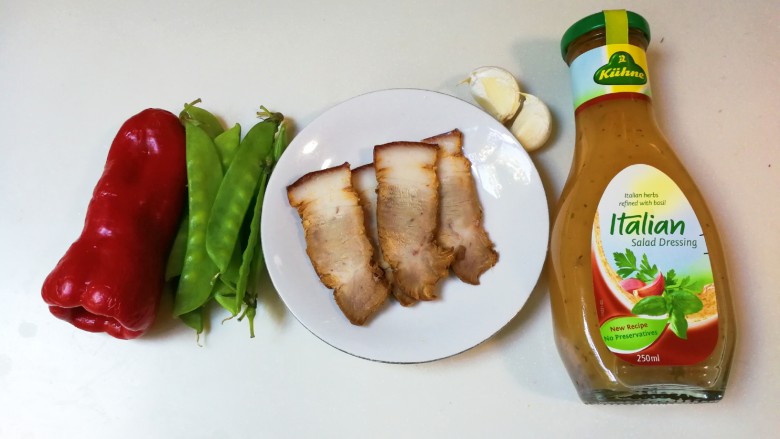 意式沙拉酱酱肉夹南瓜荷叶饼,准备好食材:一个红椒,十个<a style='color:red;display:inline-block;' href='/shicai/ 81'>荷兰豆</a>,两瓣蒜,意式沙拉酱