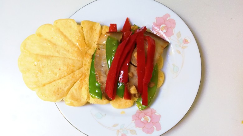 意式沙拉酱酱肉夹南瓜荷叶饼,将南瓜荷叶饼打开,放上<a style='color:red;display:inline-block;' href='/shicai/ 1103'>酱肉</a>红椒荷兰豆