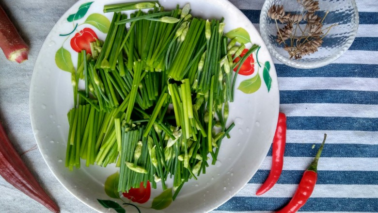 韭苔爆河虾,<a style='color:red;display:inline-block;' href='/shicai/ 166'>韭苔</a>洗干净后,切成约三厘米长的小段。