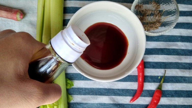 韭苔爆河虾,接下来调酱汁,取一个小碗,倒入两勺<a style='color:red;display:inline-block;' href='/shicai/ 692'>酱油</a>。