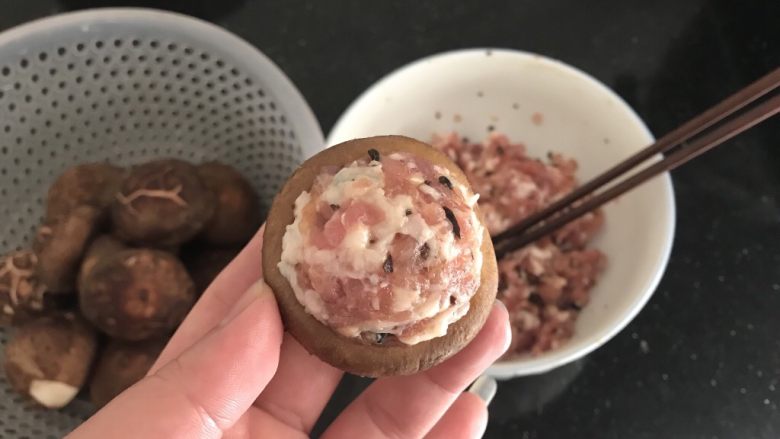 冬菇酿肉丸,然后填入蘑菇的窝窝里，填实和满一点，因为后面蒸制时会缩一些的