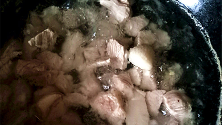 土豆烧肉,首先把肉切成小块,个人比较喜欢切得小一点,大概只有一个鸽子蛋那么大,比较好入味,而且一口一个很小巧方便。然后放到清水里煮熟。