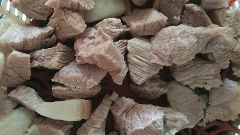 土豆烧肉,把煮好的肉拿出来沥干水,放在一旁备用。