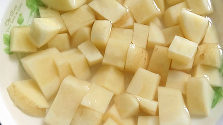 土豆烧肉,把<a style='color:red;display:inline-block;' href='/shicai/ 23'>土豆</a>切成和肉肉差不多大的小块,然后泡在水里备用,防止氧化。
