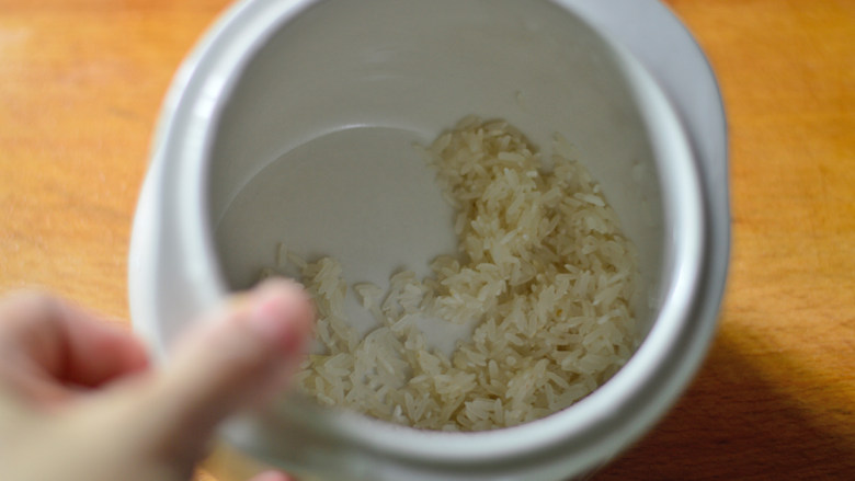 土豆生菜牛肉粥(辅食),<a style='color:red;display:inline-block;' href='/shicai/ 492'>大米</a>放入炖盅里,淘洗干净