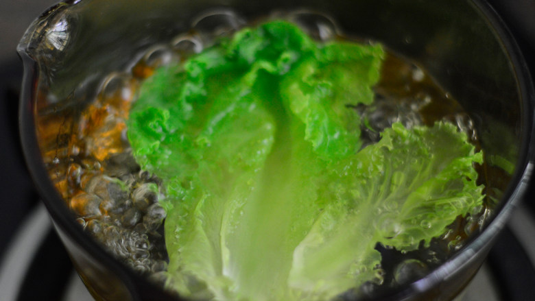 土豆生菜牛肉粥(辅食),<a style='color:red;display:inline-block;' href='/shicai/ 121'>生菜</a>清洗干净,焯水1分钟后捞出