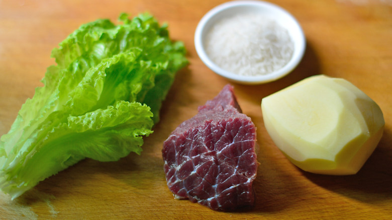 土豆生菜牛肉粥(辅食),材料准备好