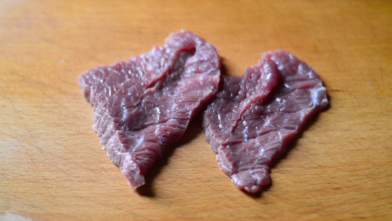 土豆生菜牛肉粥(辅食),<a style='color:red;display:inline-block;' href='/shicai/ 216'>牛肉</a>切成薄片