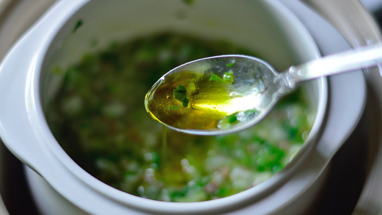 土豆生菜牛肉粥(辅食),最后加入一勺<a style='color:red;display:inline-block;' href='/shicai/ 851'>橄榄油</a>,拌匀即可