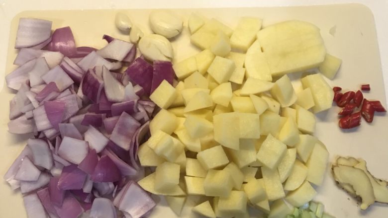 电饭煲炖洋葱土豆鸡,<a style='color:red;display:inline-block;' href='/shicai/ 23'>土豆</a>切块，<a style='color:red;display:inline-block;' href='/shicai/ 29'>洋<a style='color:red;display:inline-block;' href='/shicai/ 3250'>葱</a></a>切块，<a style='color:red;display:inline-block;' href='/shicai/ 3250'>葱</a>切丁，<a style='color:red;display:inline-block;' href='/shicai/ 37'>姜</a>切片，蒜拍扁，小米椒切丁