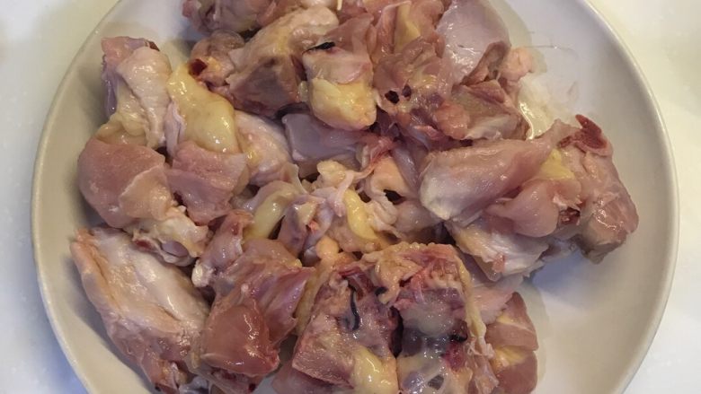 电饭煲炖洋葱土豆鸡,<a style='color:red;display:inline-block;' href='/shicai/ 107'>鸡</a>洗干净，沥干水分