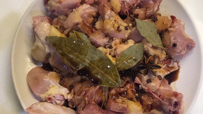 电饭煲炖洋葱土豆鸡,放入适量的盐、<a style='color:red;display:inline-block;' href='/shicai/ 756'>鸡精</a>、<a style='color:red;display:inline-block;' href='/shicai/ 695'>八角</a>，<a style='color:red;display:inline-block;' href='/shicai/ 700'>花椒</a>、<a style='color:red;display:inline-block;' href='/shicai/ 741'>香叶</a>、<a style='color:red;display:inline-block;' href='/shicai/ 762'>老抽</a>，拌匀腌制15分钟