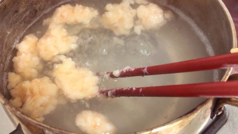 宝宝辅食10M➕:黄瓜虾滑面线,虾丸刚落沸水中会沉下去,煮熟以后就会浮出水面,之后再小煮一分钟左右,即可关火出锅