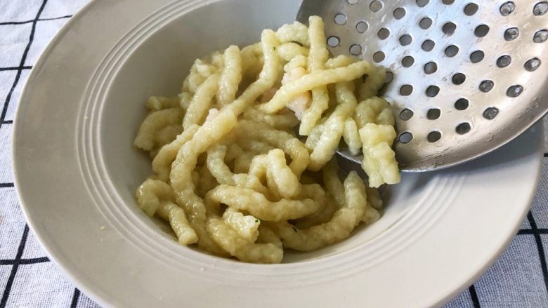 宝宝辅食10M➕:黄瓜虾滑面线,面条煮好后盛出冷却