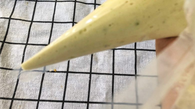宝宝辅食10M➕:黄瓜虾滑面线,搅拌好的面糊倒入裱花袋中,剪开一个小口