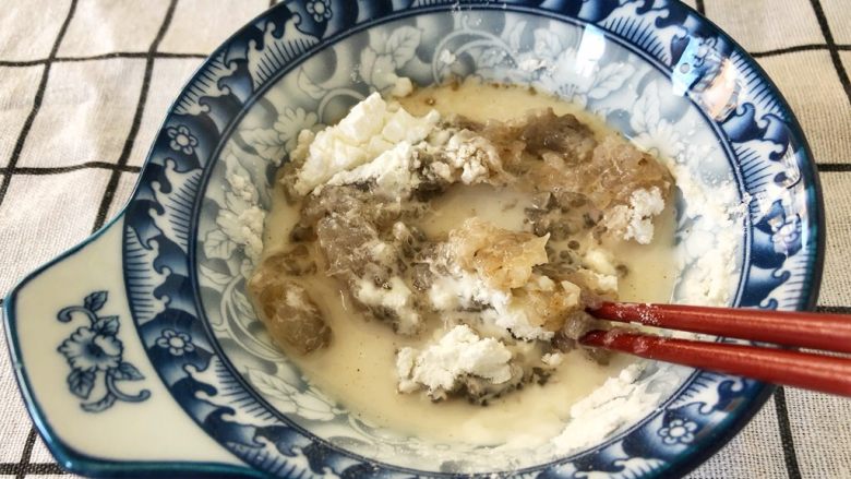 宝宝辅食10M➕:黄瓜虾滑面线,在虾泥里加入淀粉和蛋清(或清水),一岁以上宝宝可以再加入少许盐