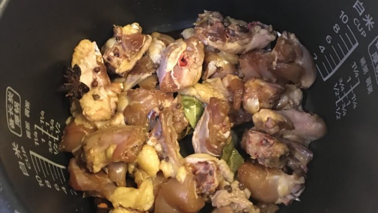 电饭煲炖洋葱土豆鸡,电饭煲里不用放油，放入腌制好的鸡腿，盖上盖子，正常煮饭模式即可
