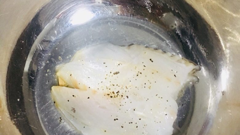 香煎鳕鱼➕彩虹沙拉🌈➕秋葵厚蛋烧减脂餐便当,❗️香煎鳕鱼：柠檬汁、黑胡椒粒、盐腌制15min。
冷油热锅煎鳕鱼🐟，每面大概3分钟，煎至金黄再翻面吃起来会很香。☺️