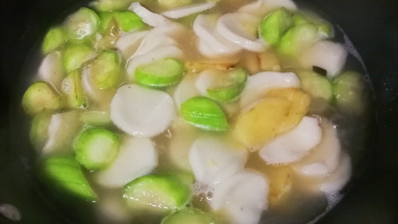 红花茶油丝瓜土豆年糕,放入适量热水烧开,转小火烧两分钟