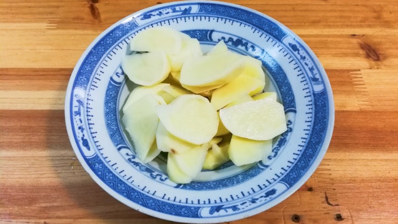 红花茶油丝瓜土豆年糕,土豆洗净削去皮切成滚刀块