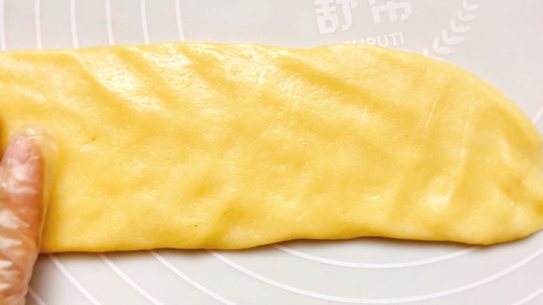 自制小食+豆沙一口酥,取出分成两份,压成宽长条,也可以用擀面杖,