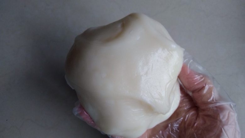 冰皮蔓越莓蛋糕,用筷子迅速搅拌,待没那么热的时候,戴上手套将其揉至光滑的面团,放入保鲜袋或者密封盒里,冰箱冷藏松驰2个小时