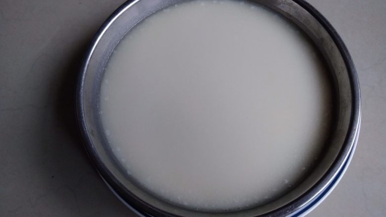 冰皮蔓越莓蛋糕,蒸熟的冰皮内部和周边的颜色一致,表面上有一些浮油,若中间部分比四周的白,就是还没有蒸透,继续蒸几分钟