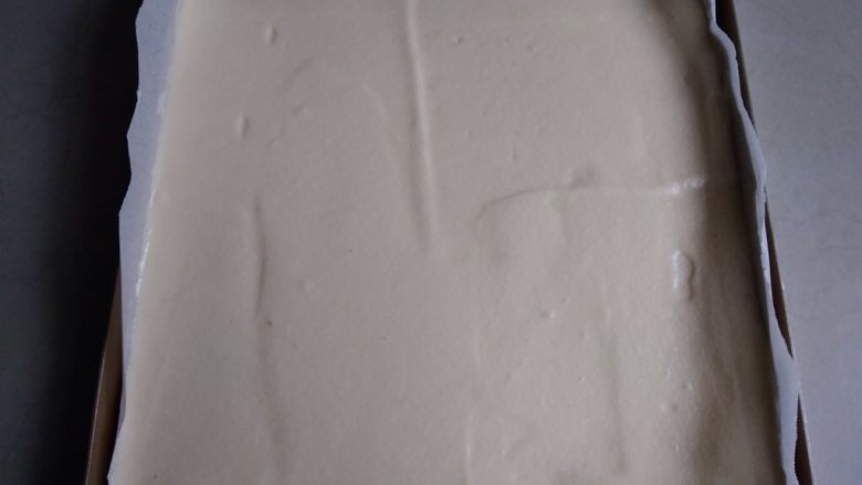 冰皮蔓越莓蛋糕,将蛋糕糊倒入铺了油纸的正方形烤盘里,刮平表面
