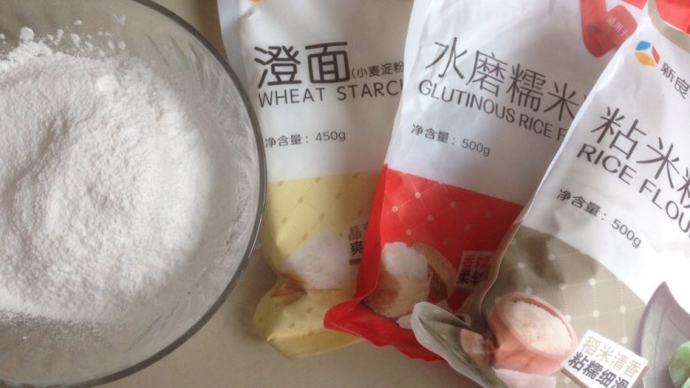 冰皮蔓越莓蛋糕,先做冰皮，糯米粉、<a style='color:red;display:inline-block;' href='/shicai/ 7127'>粘米粉</a>和<a style='color:red;display:inline-block;' href='/shicai/ 522'>澄粉</a>倒入盆里，再加入28克糖，拌均匀