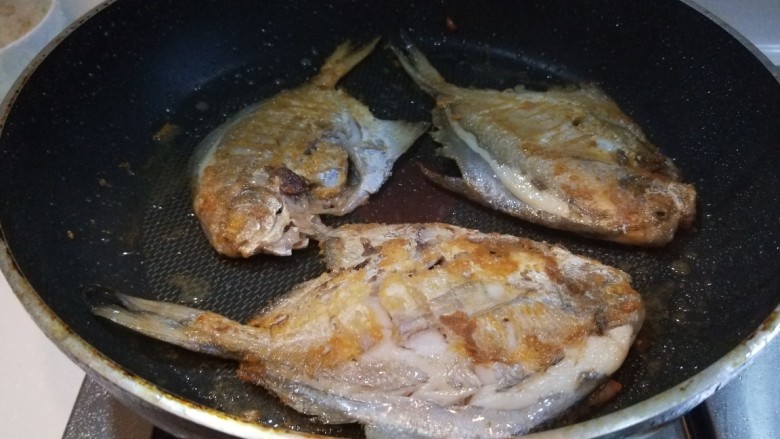 新文美食 香煎小平鱼,外皮煎制金黄翻面。