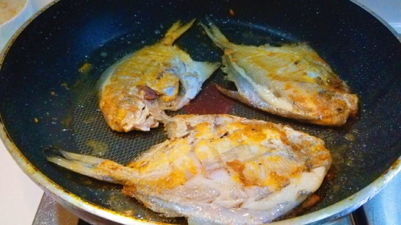 新文美食 香煎小平鱼,两面煎制金黄即可。