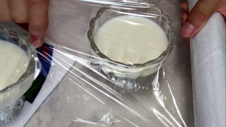 自制简易双皮奶,杯上盖上保鲜膜或者布丁杯自带的盖子
tips:保鲜膜一定要弄得紧一些