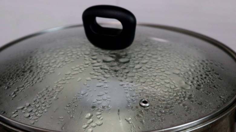 自制简易双皮奶,大火烧开,转小火蒸10分钟(具体时间根据自己选用的容器而定)
tips:大火烧开之后,赶紧转小火,切记一定要小火蒸,这样子才不会有蜂窝