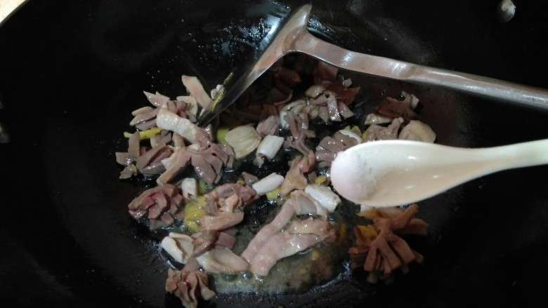 西芹炒鹅胗,再次开火,倒入少许花生油,油热后倒入鹅胗翻炒,加少许盐。