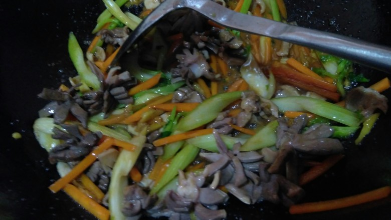 西芹炒鹅胗,再倒入芡汁,翻炒均匀后即可关火出锅。