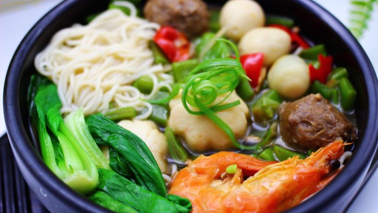 芸豆什锦丸子鸡蛋面,把煮熟的面条捞出沥干水分后,放入碗里,上面浇上提前做好的浇头就可以享用了