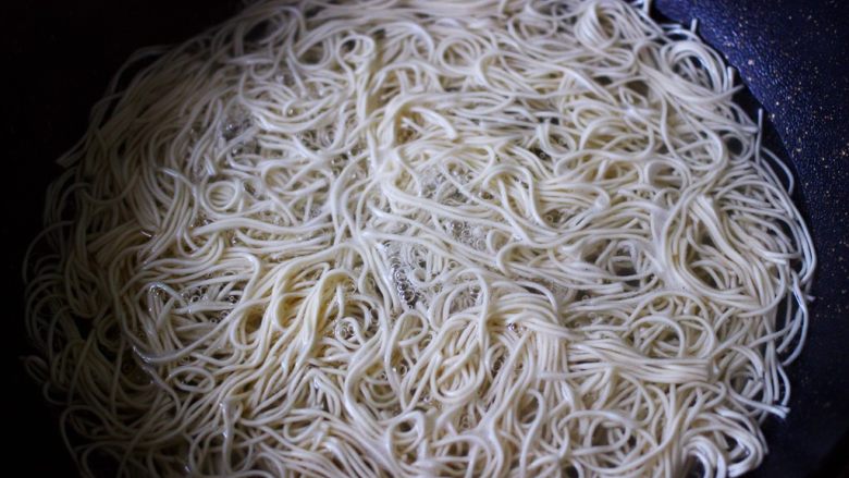 芸豆什锦丸子鸡蛋面,大火煮沸后,小火煮2分钟左右后