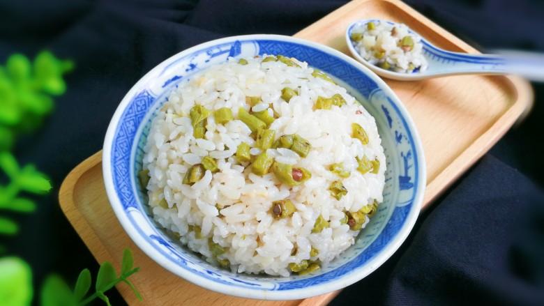 豇豆饭,有着蒜香味，锅巴的焦香味的豇豆饭你说好吃吗