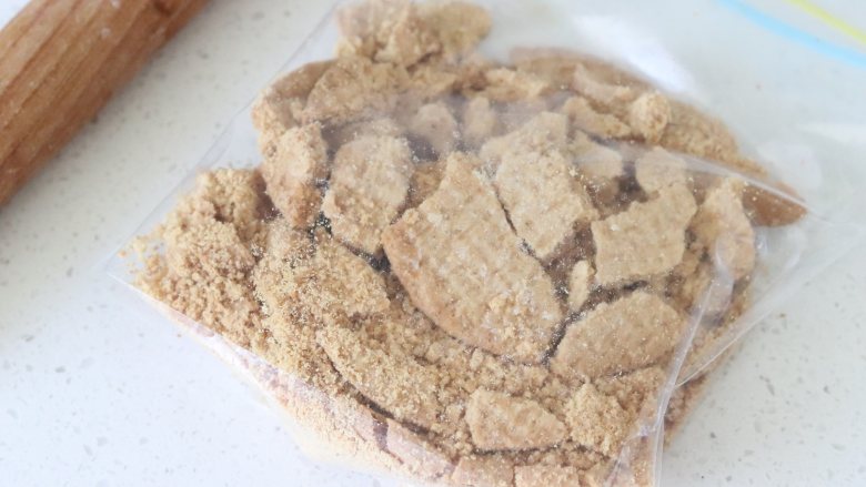 红心火龙果慕斯,美颜,美味,饼干用料理机打碎或者用擀面杖擀成碎末。
