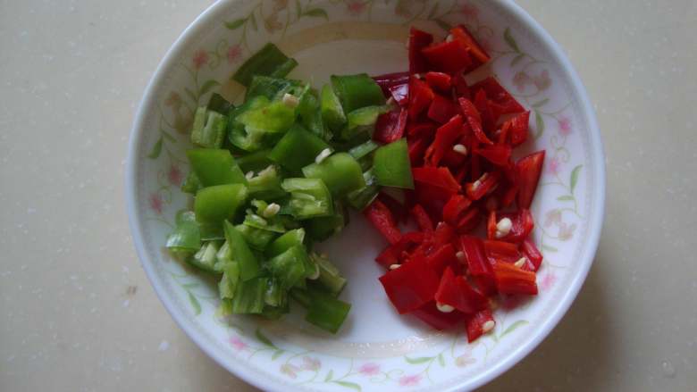 新加坡名菜:黑胡椒蟹,<a style='color:red;display:inline-block;' href='/shicai/ 29'>洋葱</a>、青红椒切粒,浓汤宝取少量加水化开